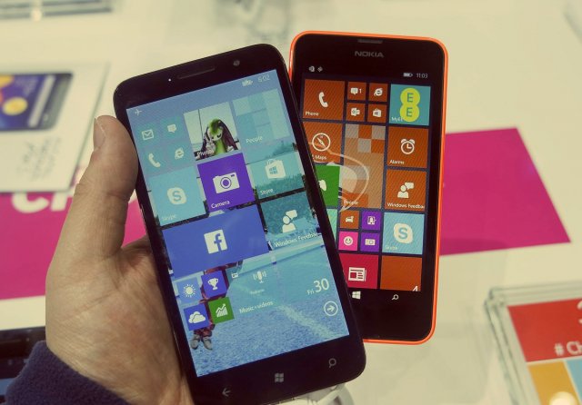 На MWC 2015 компания Alcatel привезла прототип смартфона на Windows 10