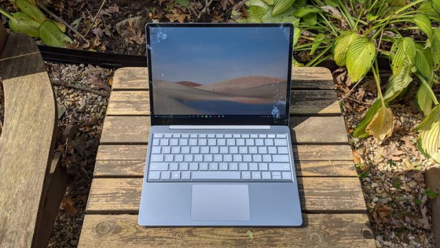 Microsoft выпустила обновления для Surface Laptop Go