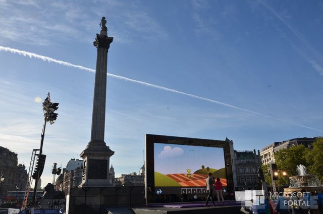 В Лондоне установили 383-дюймовый MS Surface 2