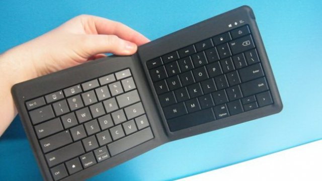 Microsoft представила складываемую клавиатуру, работающую с тремя ОС