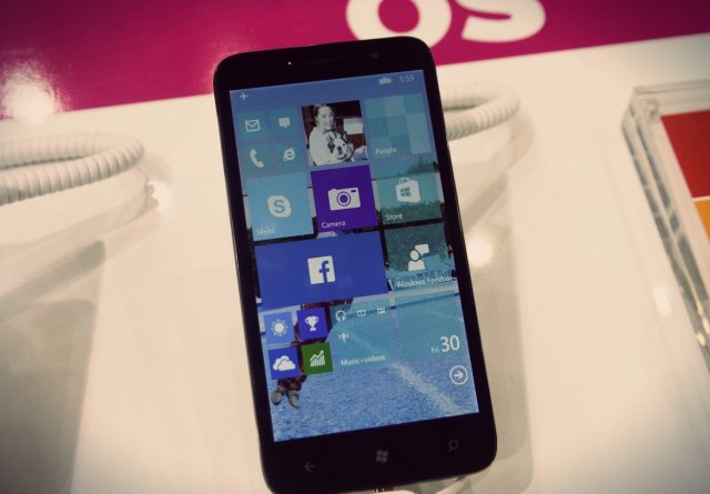 На MWC 2015 компания Alcatel привезла прототип смартфона на Windows 10