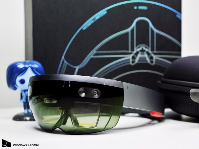 Инсайдеры HoloLens начинают получать Windows 10 Build 17134