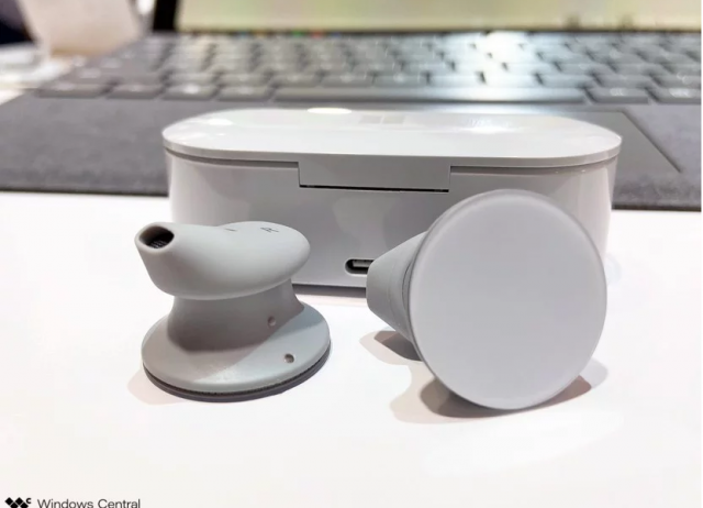 Microsoft отложила релиз наушников Surface Earbuds до весны 2020 года