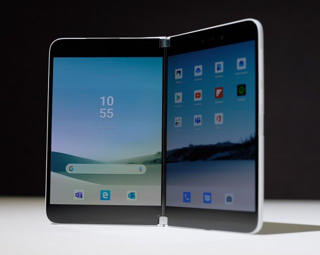 Пэнос Панай показал Surface Duo на новой фотографии