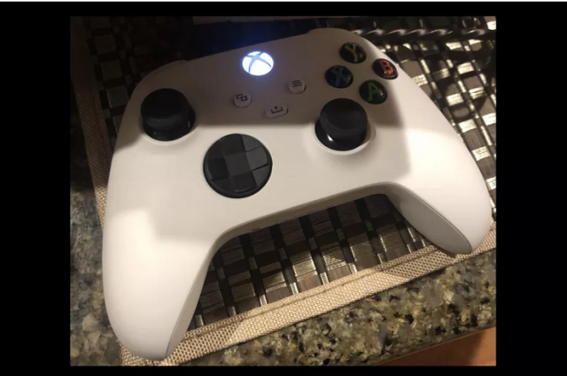 Белая версия контроллера Xbox Series X утекла в сеть